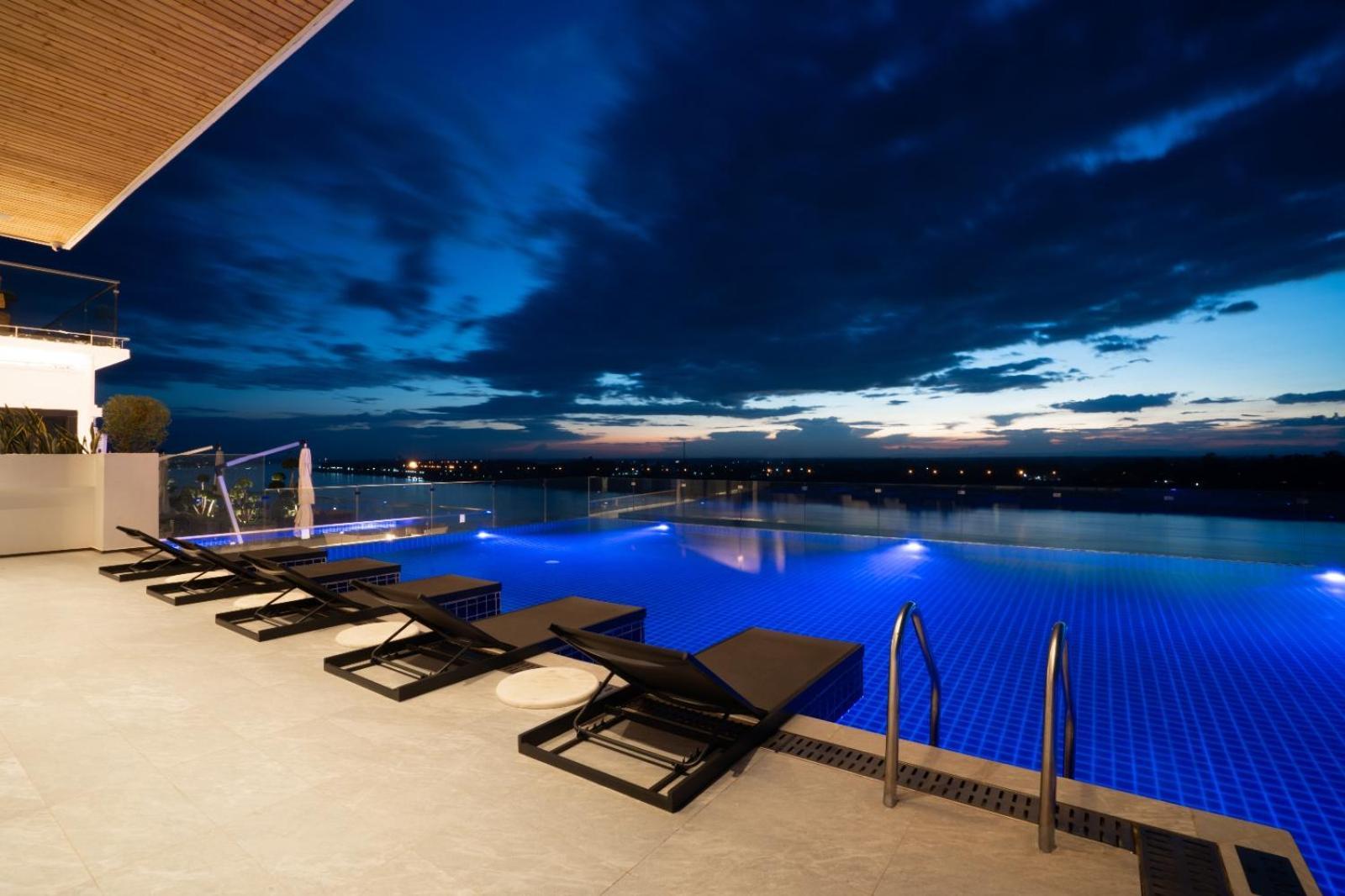 One Riviera Hotel And Residences Ban Souanmone Exterior photo
