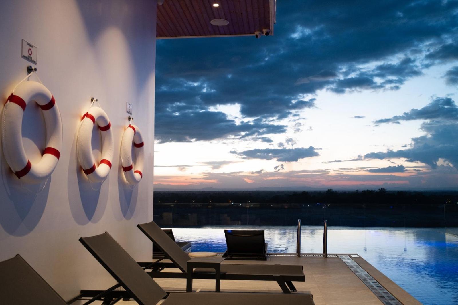 One Riviera Hotel And Residences Ban Souanmone Exterior photo